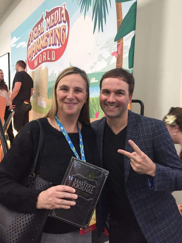 Elke and John Lee Dumas at the #SMMW18 Conference about Podcasting